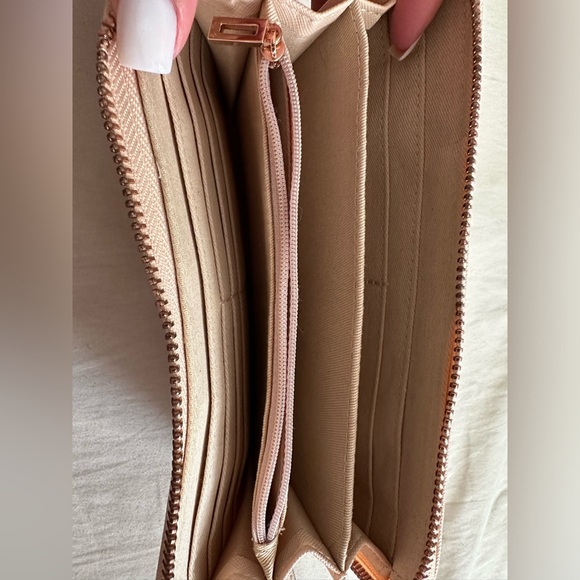 GUESS WALLET - Picture 8 of 9